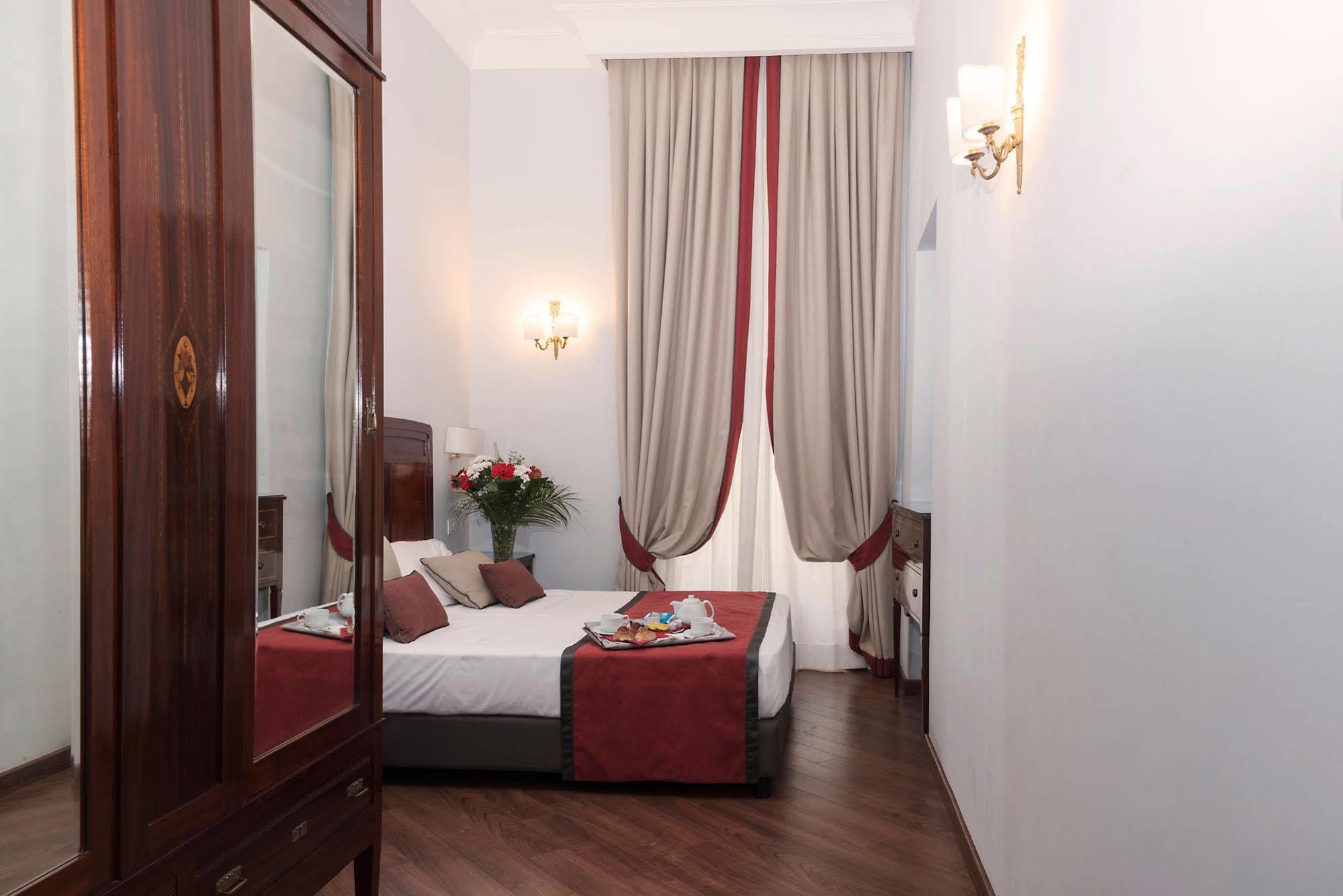 Palazzo Riario Sforza Hotel เนเปิลส์ ภายนอก รูปภาพ