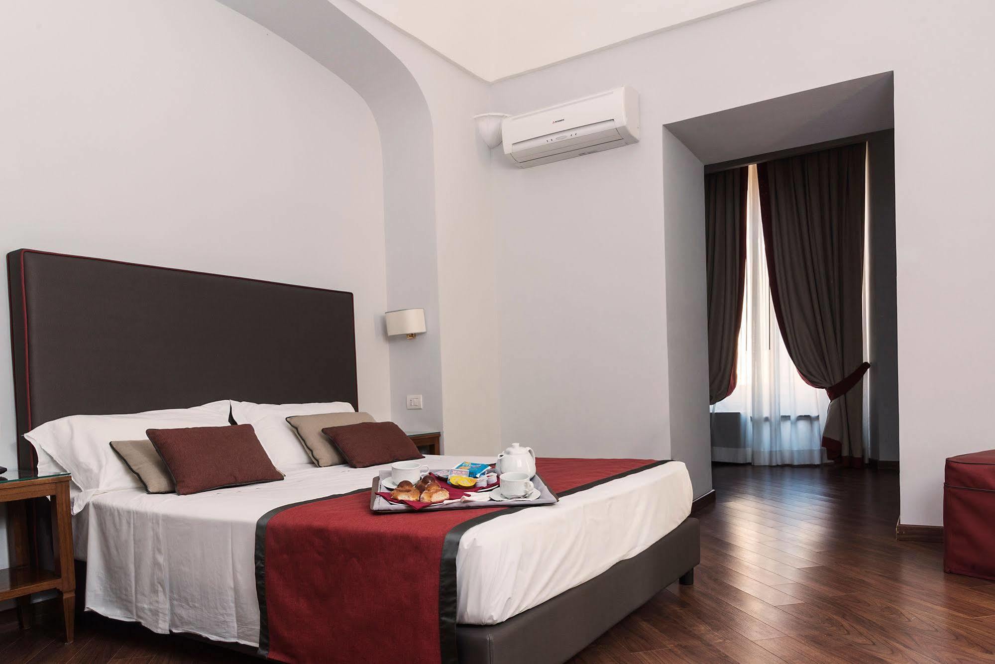 Palazzo Riario Sforza Hotel เนเปิลส์ ภายนอก รูปภาพ