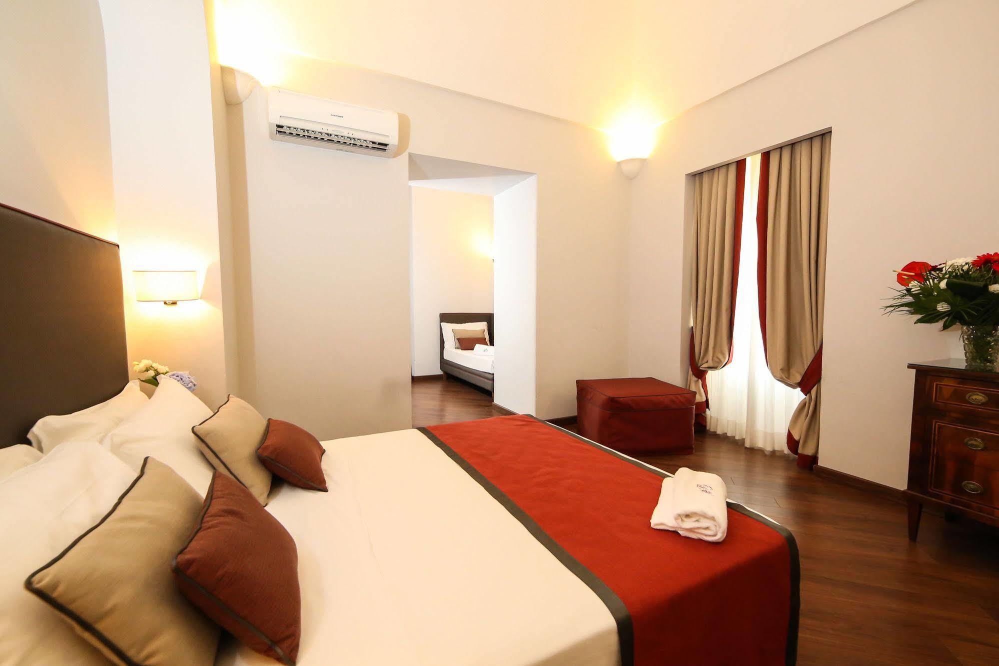 Palazzo Riario Sforza Hotel เนเปิลส์ ภายนอก รูปภาพ