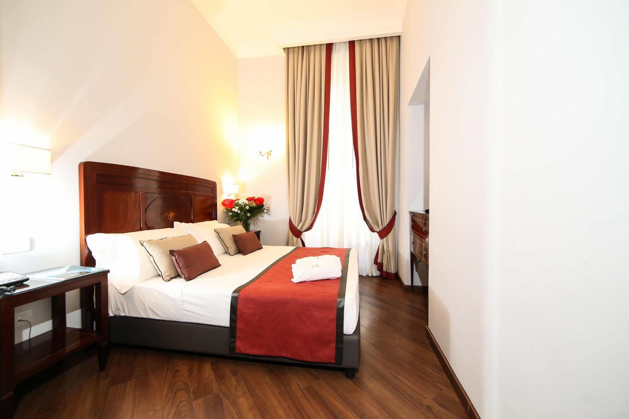 Palazzo Riario Sforza Hotel เนเปิลส์ ภายนอก รูปภาพ