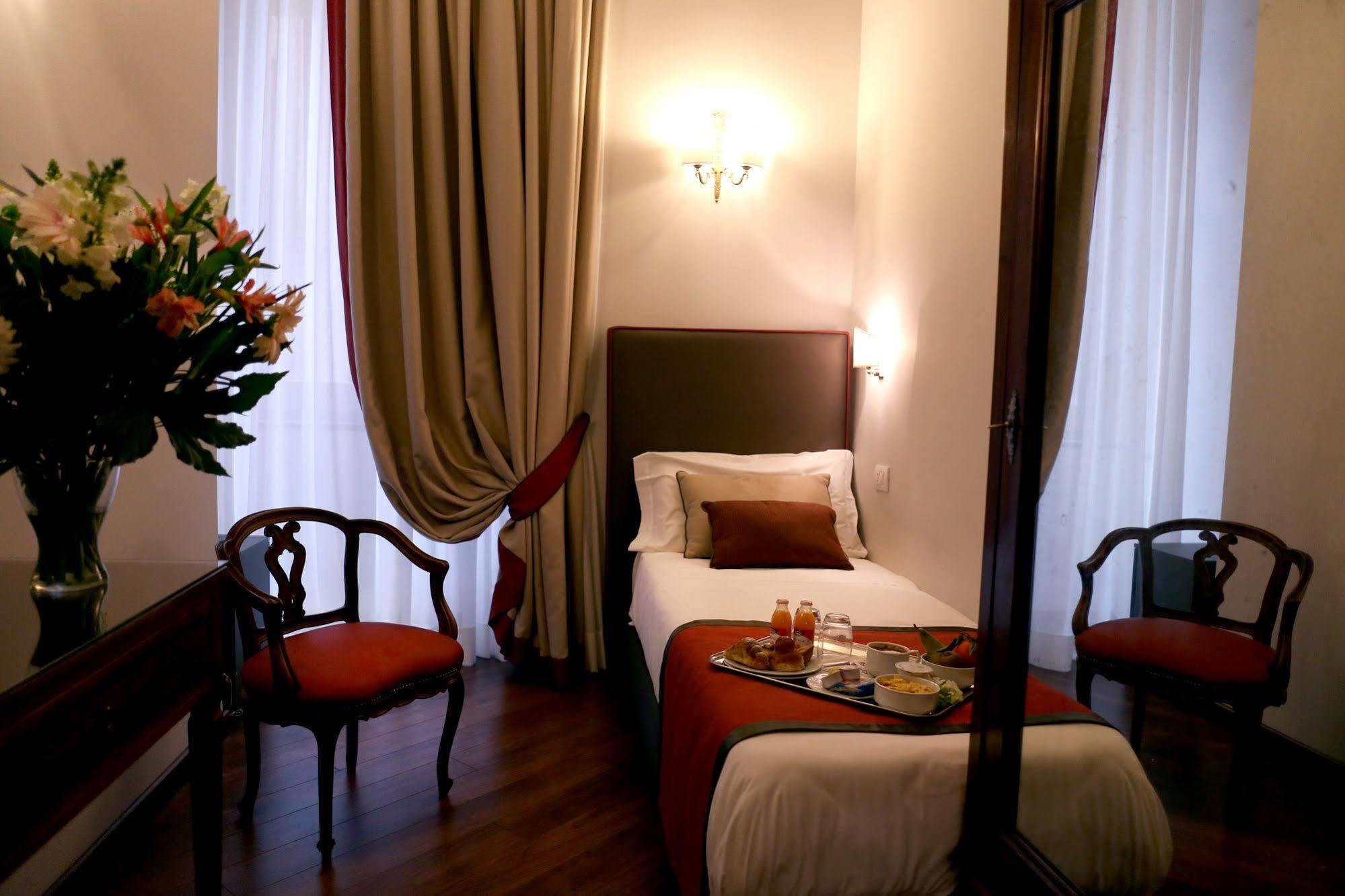 Palazzo Riario Sforza Hotel เนเปิลส์ ภายนอก รูปภาพ